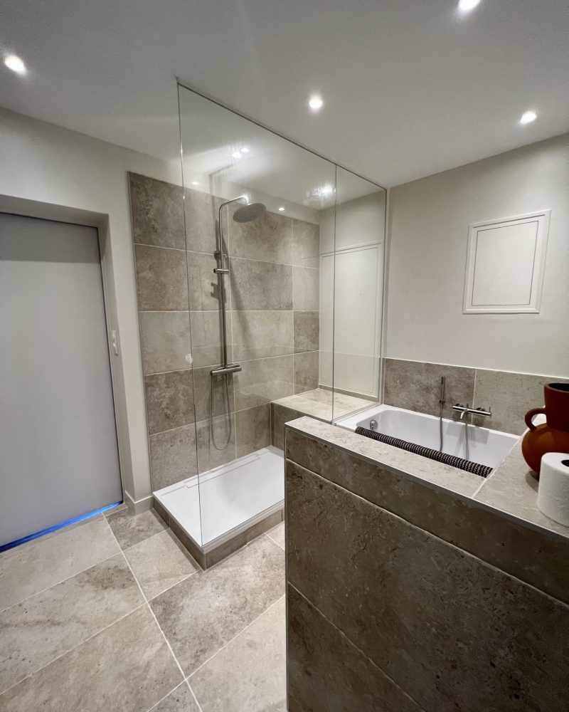 Rénovation salle de bain : remplacement de baignoire par douche à Marseille